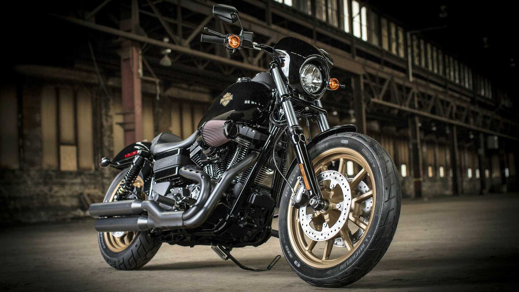 Foto estática do quarto frontal da Harley-Davidson Low Rider S 2017