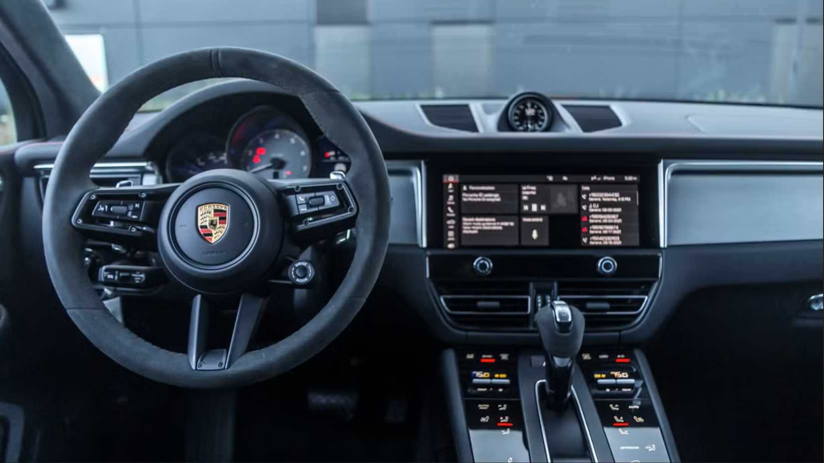2022 Porsche Macan interior
