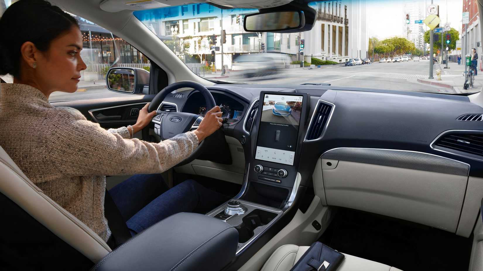 Mulher Ford Edge 2024 dirigindo