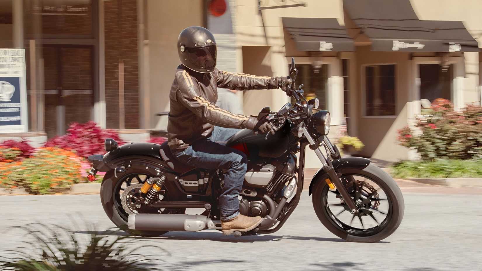 Yamaha Bolt R-Spec cornering side profile view