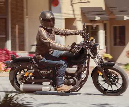 Vista do perfil lateral em curva do Yamaha Bolt R-Spec