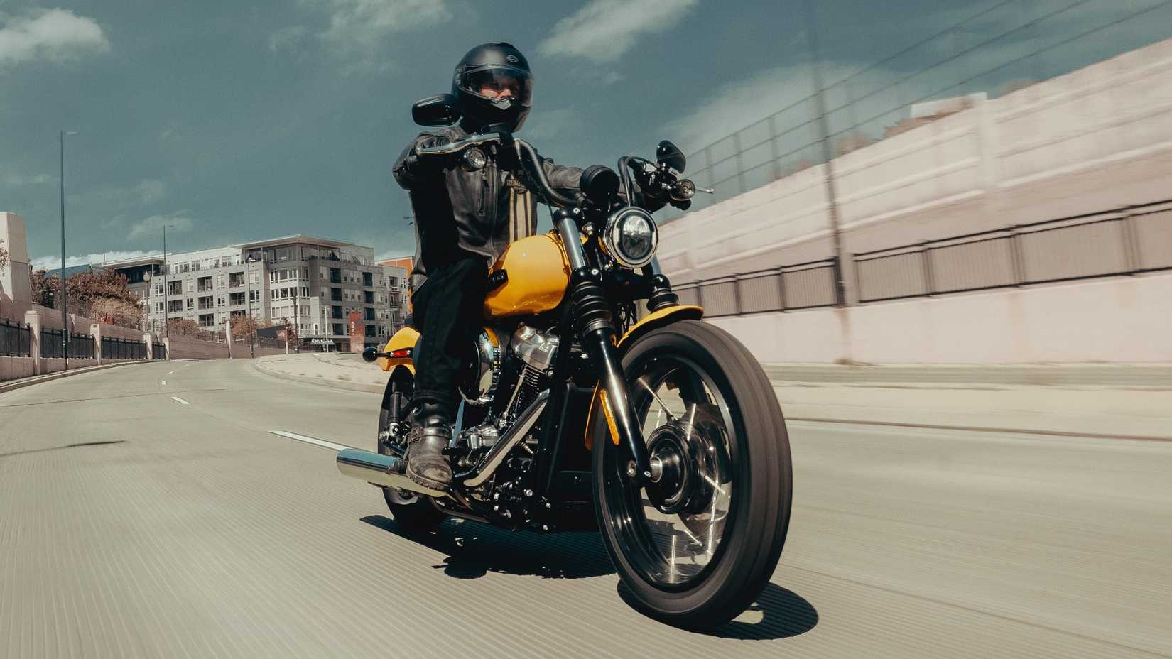Tiro panorâmico de Bob da Harley-Davidson Street 2025