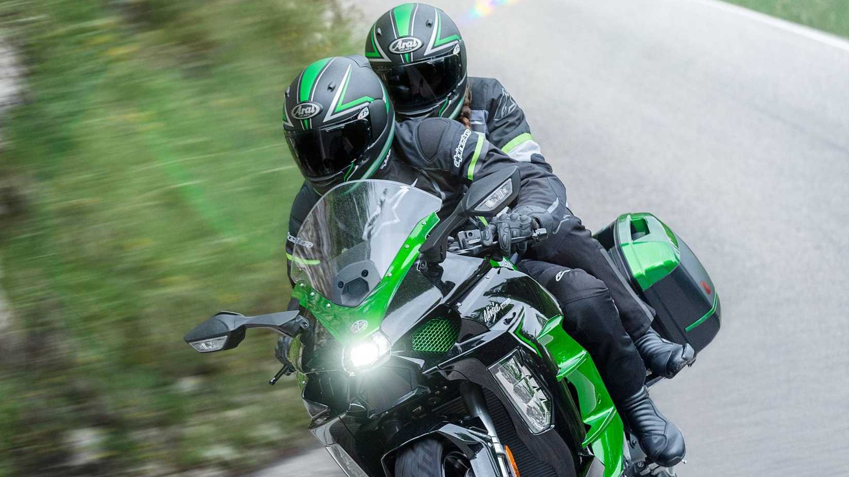 Foto de ação da Kawasaki Ninja H2 SX SE 2025 com piloto nas costas