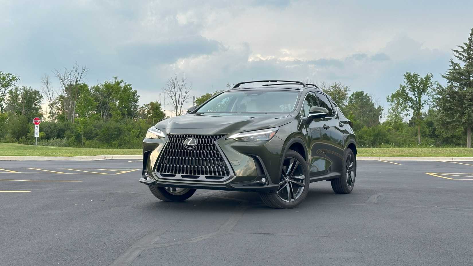2025 Lexus NX 450h+ Luxury -- Front three-quarter 02-1