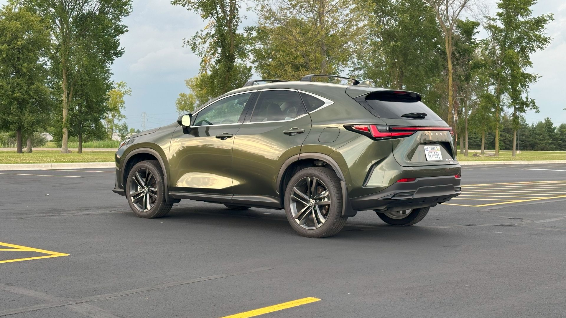 2025-lexus-nx-450h-luxury-rear