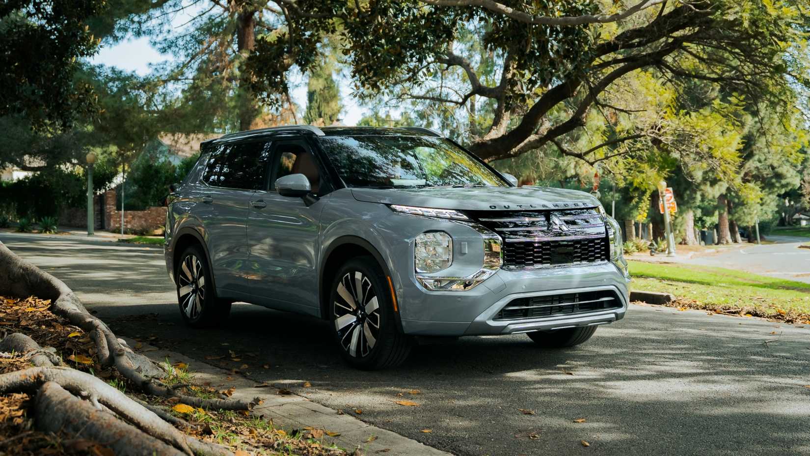 2025 Mitsubishi Outlander front 3/4 exterior shot