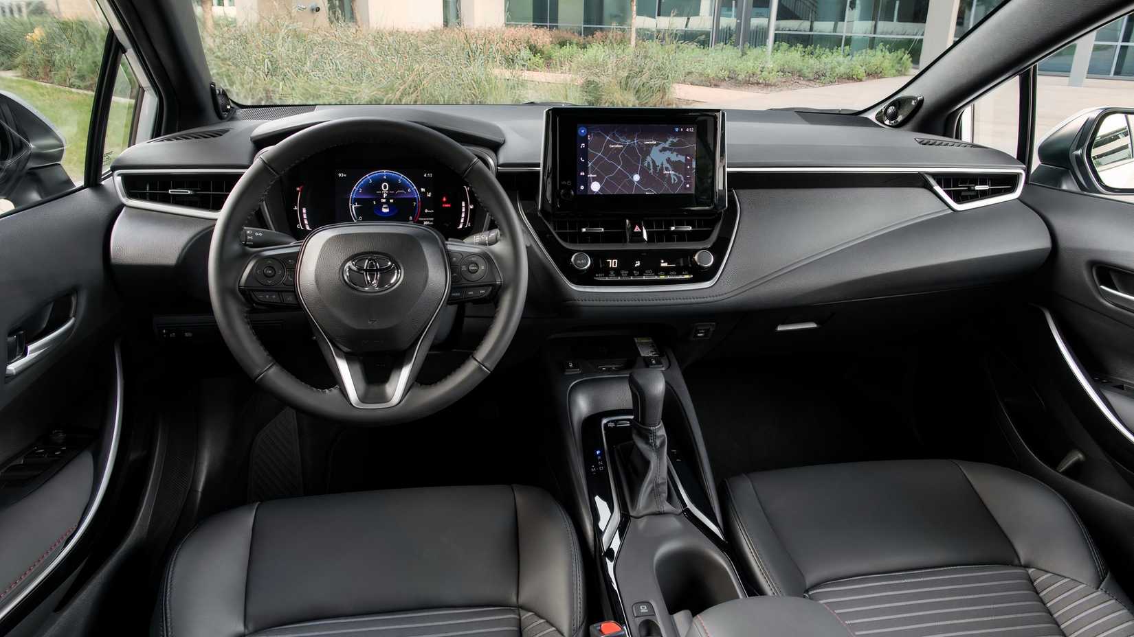 Foto do interior de um Toyota Corolla 2025 mostrando a cabine dianteira