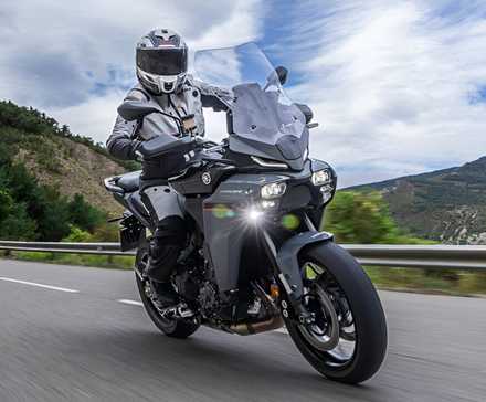 2025 Yamaha Tracer 9 em estradas sinuosas de montanha hd papel de parede