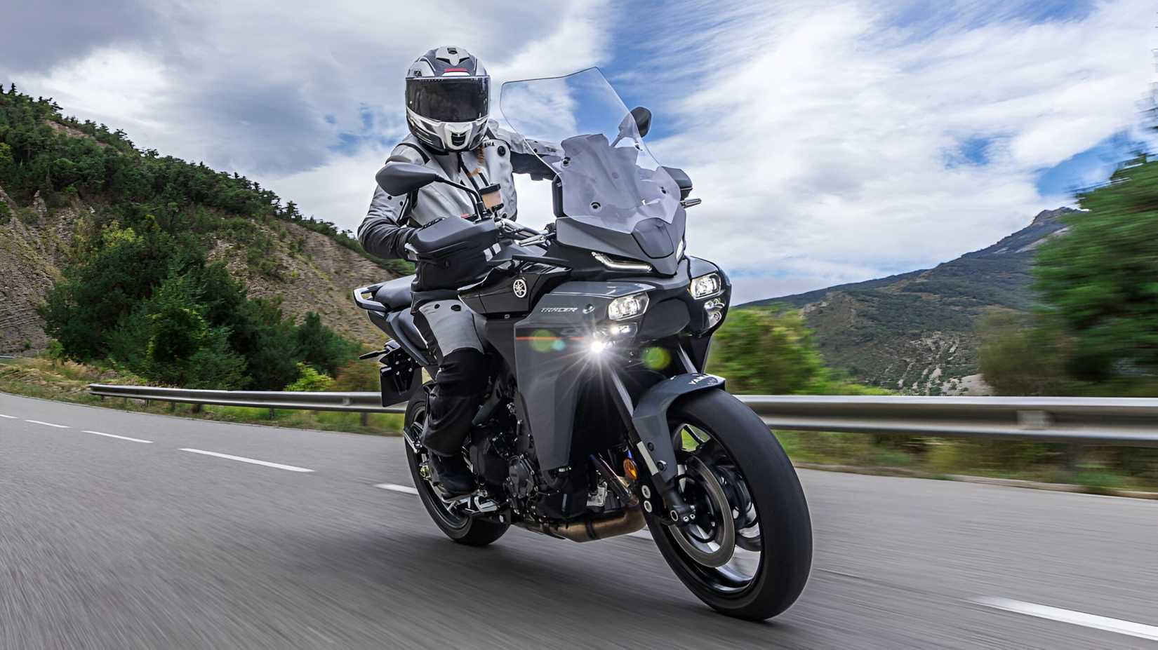 2025 Yamaha Tracer 9 em estradas sinuosas de montanha hd papel de parede