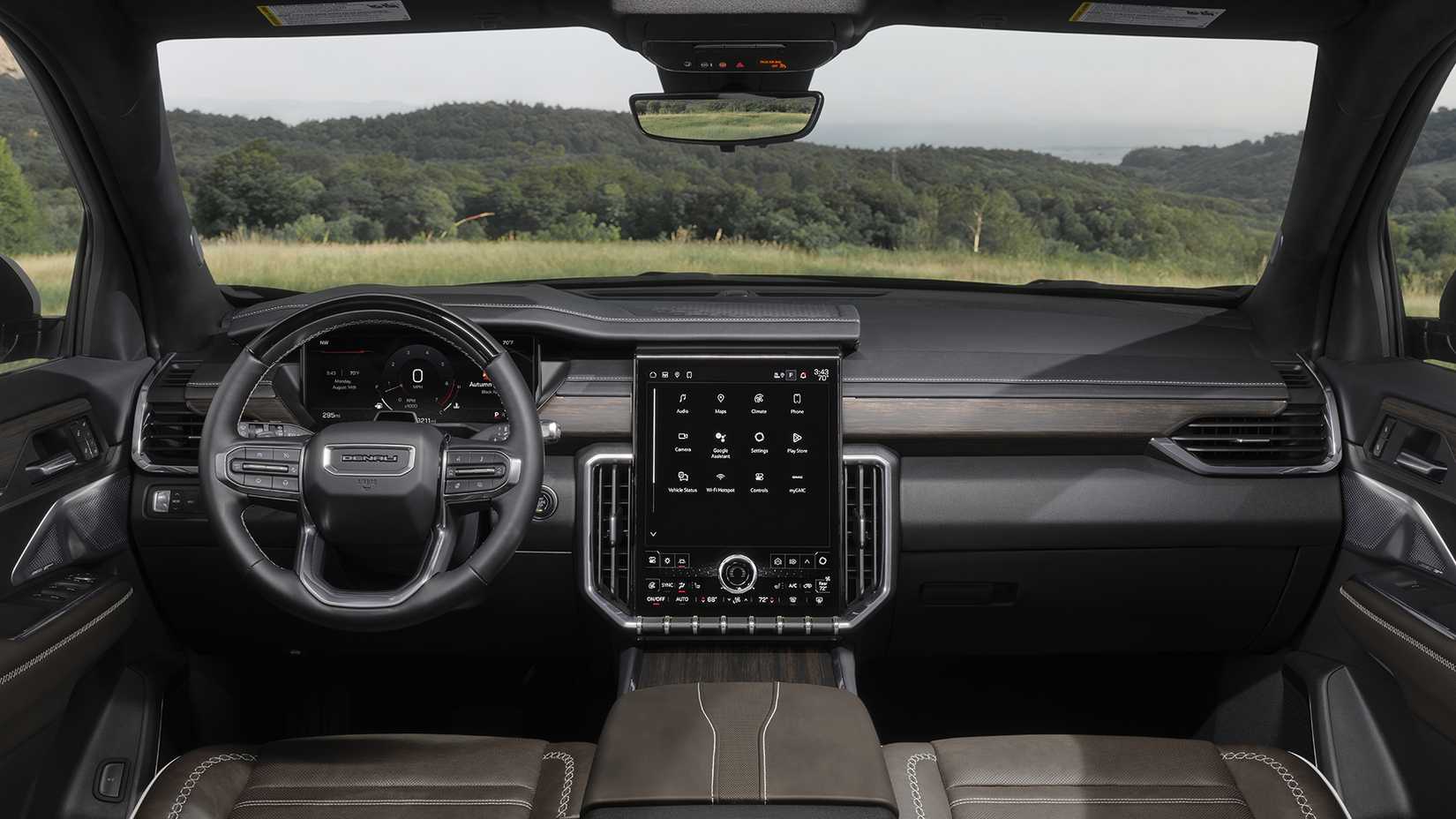 Um 2026 GMC Acadia Denali Ultimate mostra sua cabine dianteira com volante e tela sensível ao toque