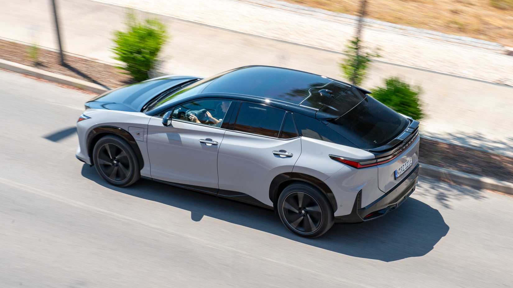 2026 Lexus RZ 550e F SPORT AWD traseiro 3/4 ação