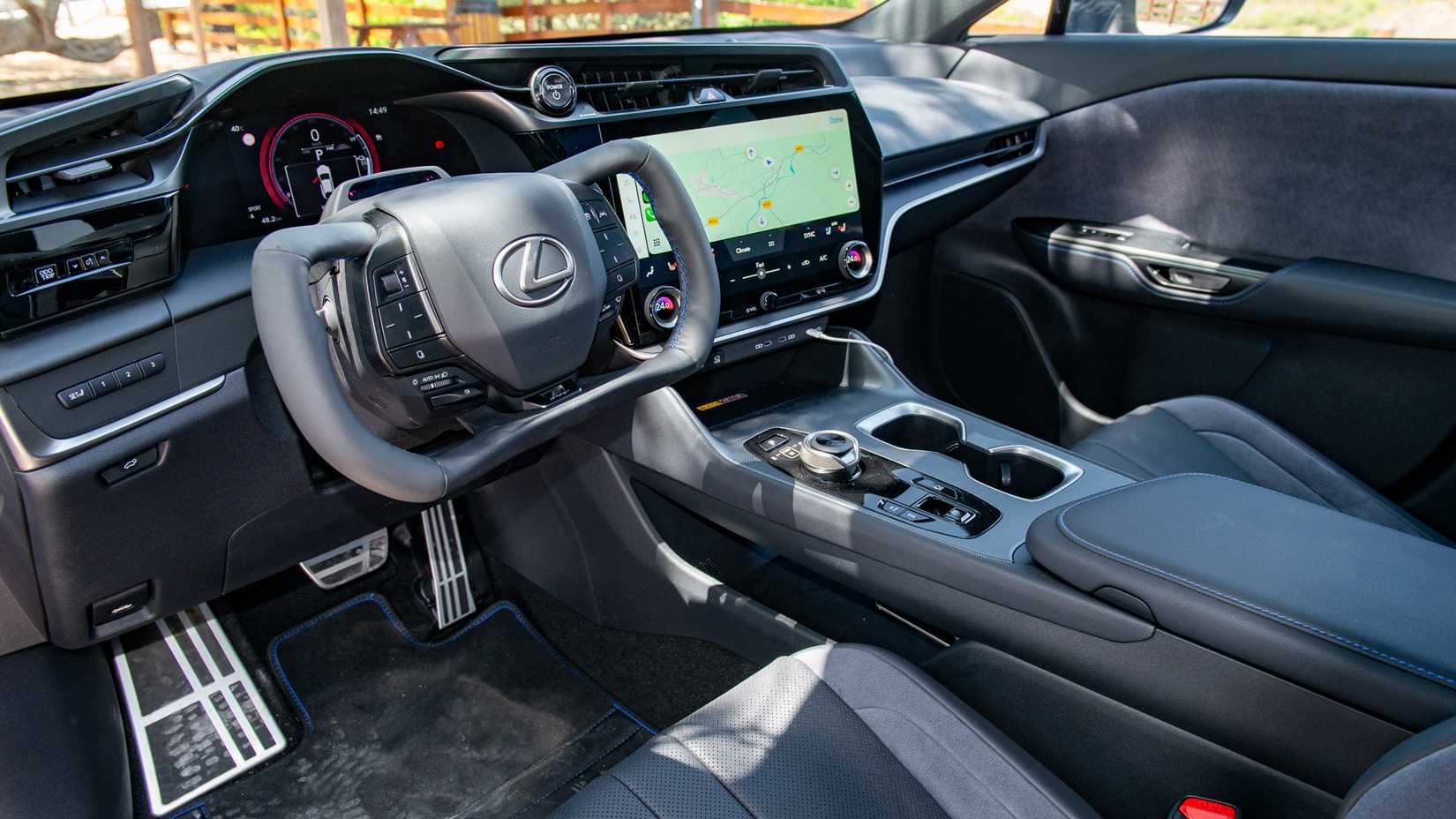 Interior do Lexus RZ 550e F SPORT AWD 2026 mostrando a cabine dianteira