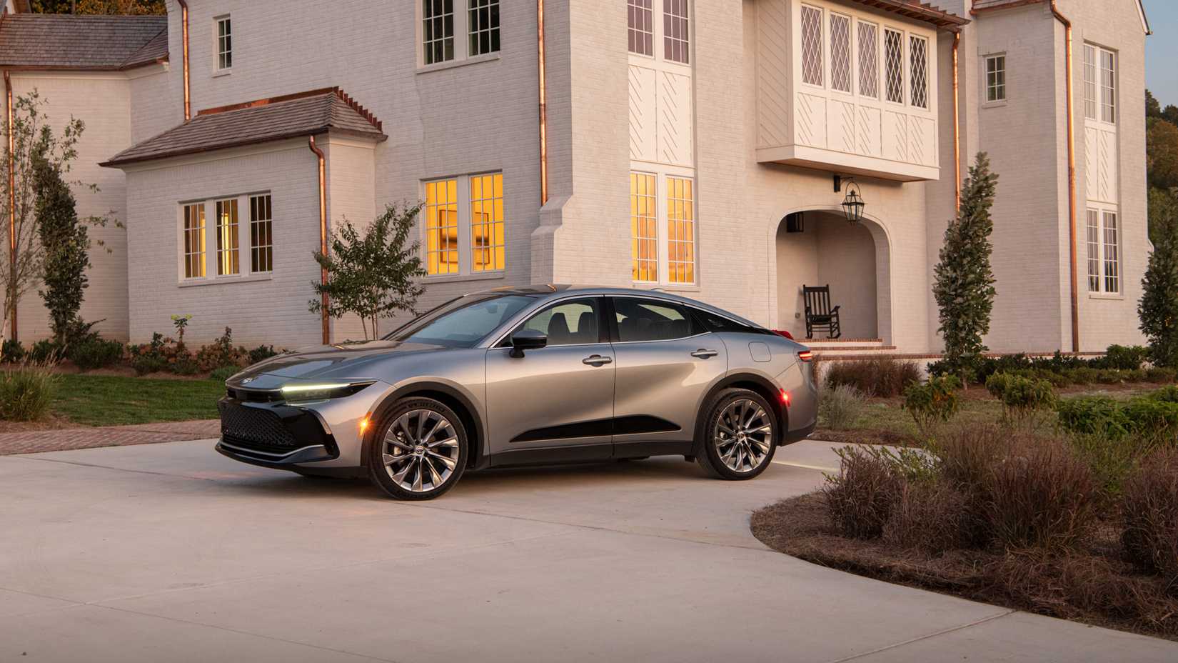 2026 Toyota Crown frontal 3/4 tiro estacionado em frente à casa
