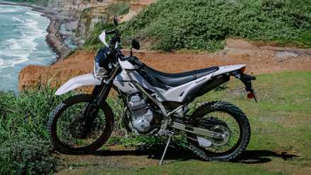 2026 Kawasaki KLX230 Sherpa S perfil lateral em uma trilha
