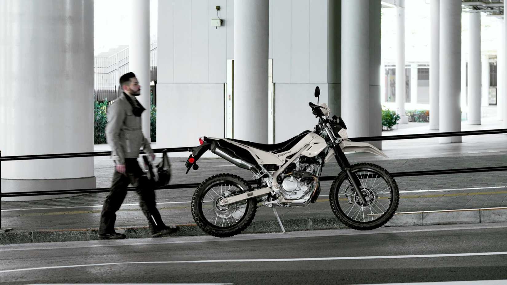 2026 Kawasaki KLX230 Sherpa S em vista de perfil lateral branca