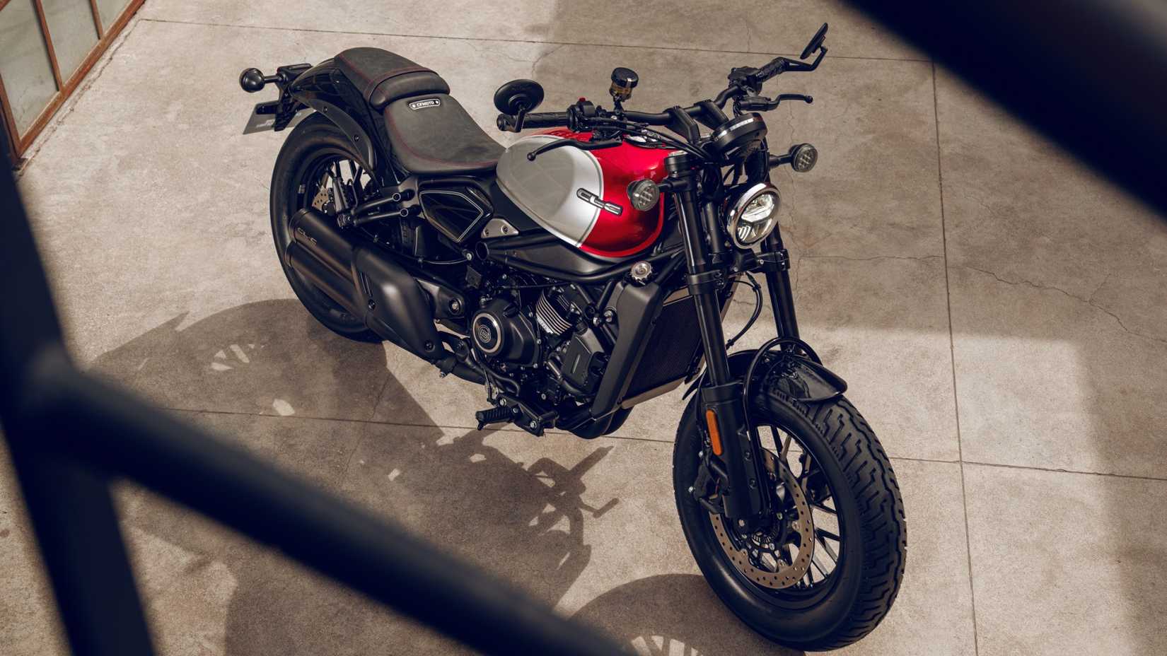 Foto cinematográfica de tom duplo CFMoto 450CL-C