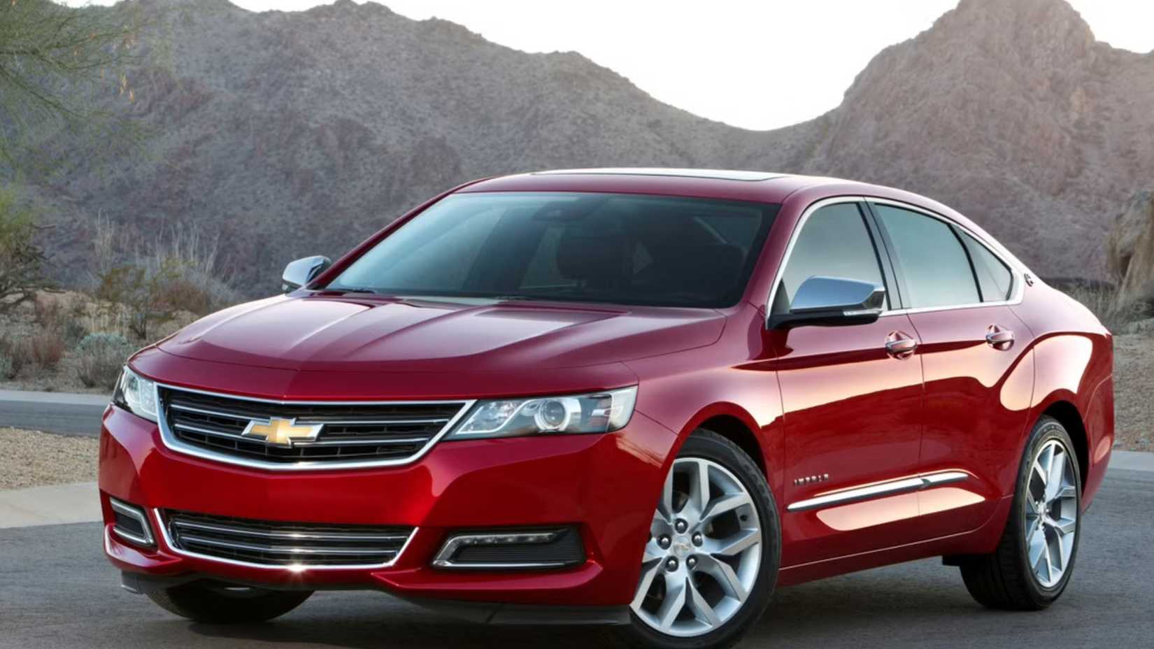 Tiro frontal 3/4 do Chevrolet Impala 2020 estacionado na estrada