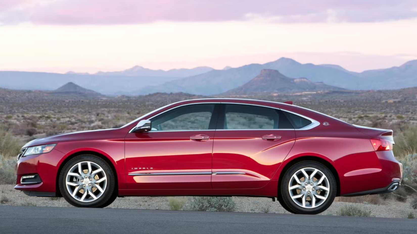 Tiro lateral do Chevrolet Impala 2020 estacionado na estrada