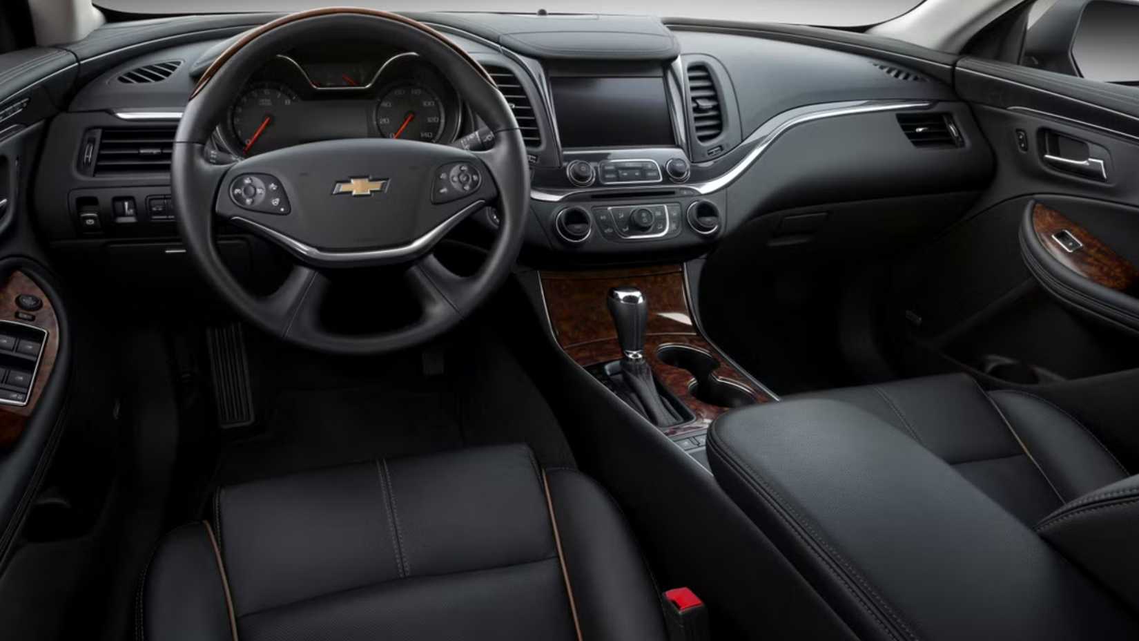 Foto do interior do Chevrolet Impala 2020 mostrando cabine dianteira e painel