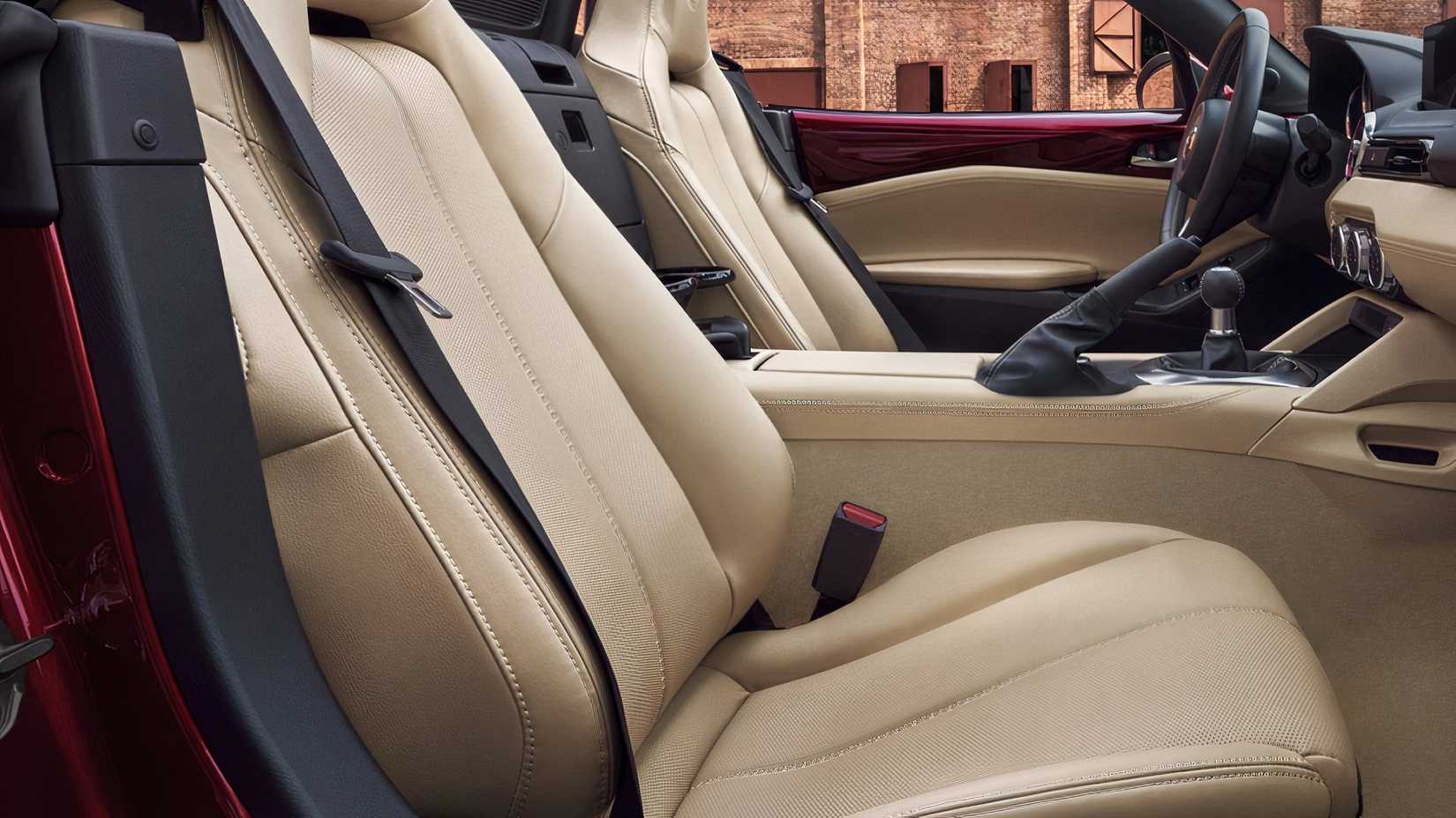 Mazda MX-5 Miata RF, bancos dianteiros laterais