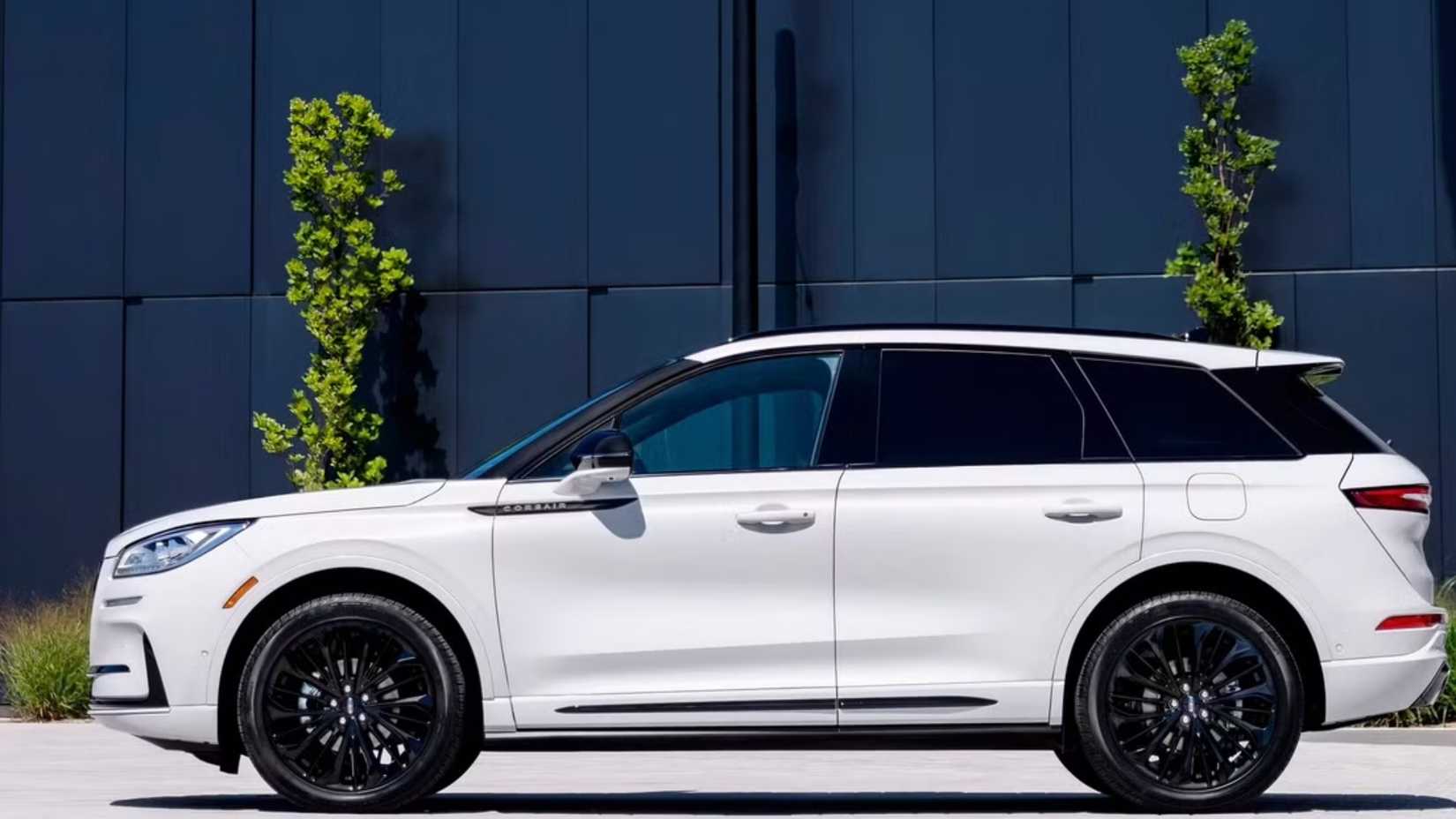 2025 Lincoln Corsair side