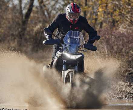 Vista do painel frontal off-road da Aprilia Tuareg 660