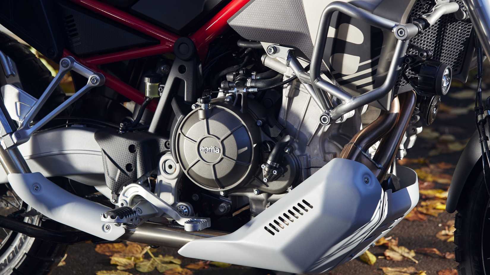 Foto em close do motor Aprilia Tuareg 660 2025