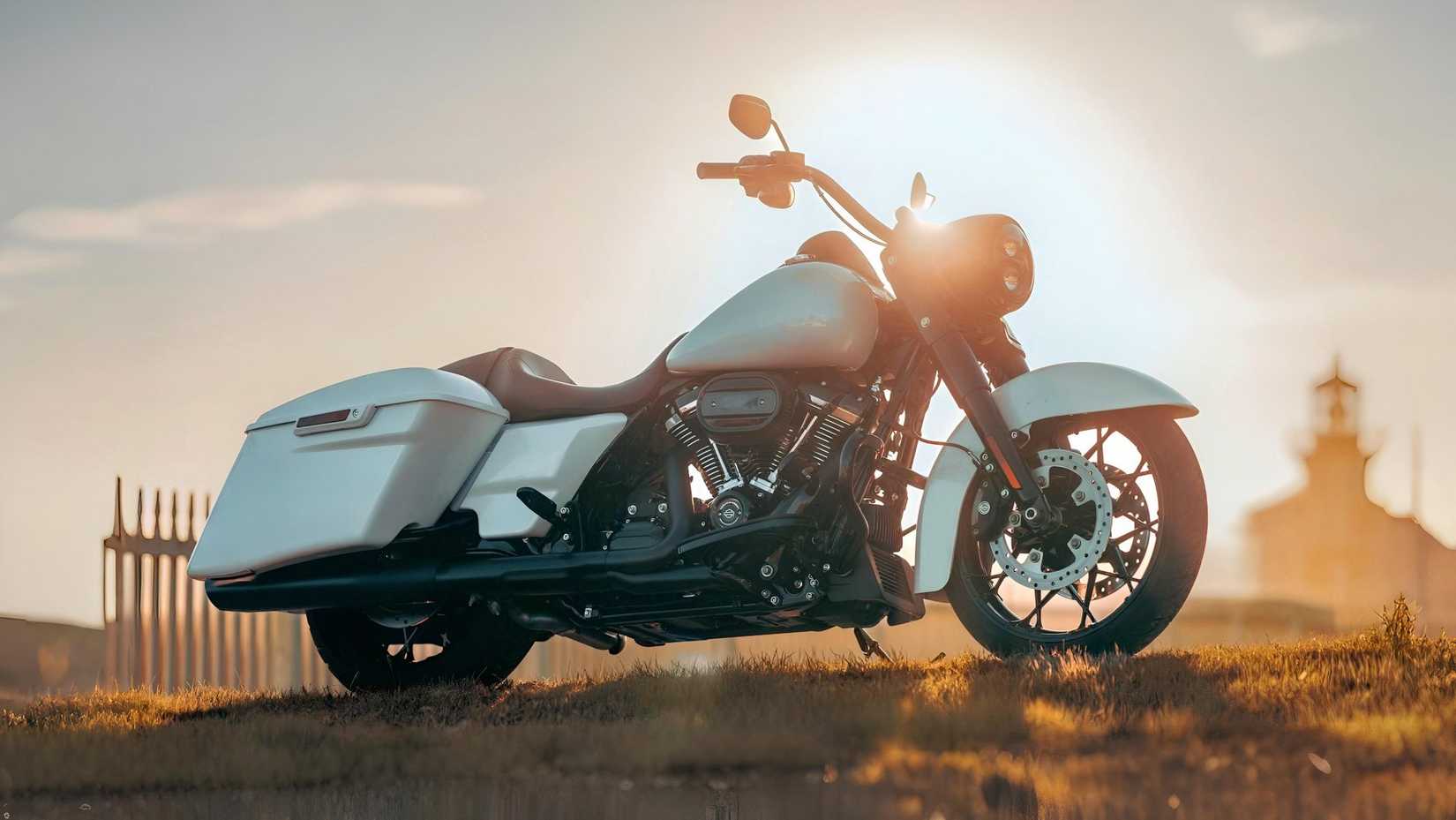 Harley-Davidson Road King Special in white hd touring bike wallpaper