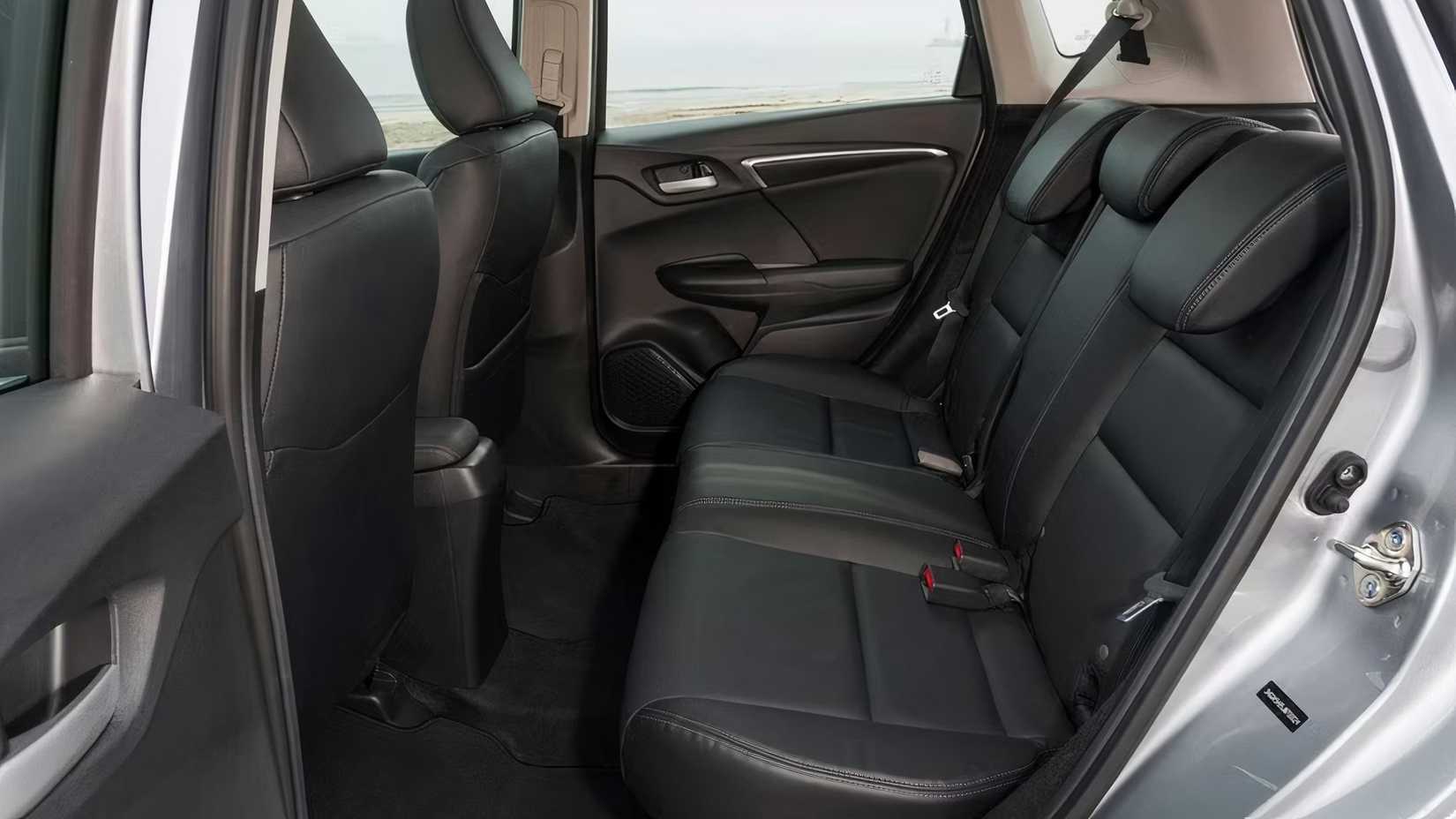 Foto do interior de um Honda Fit 2020 mostrando os bancos traseiros