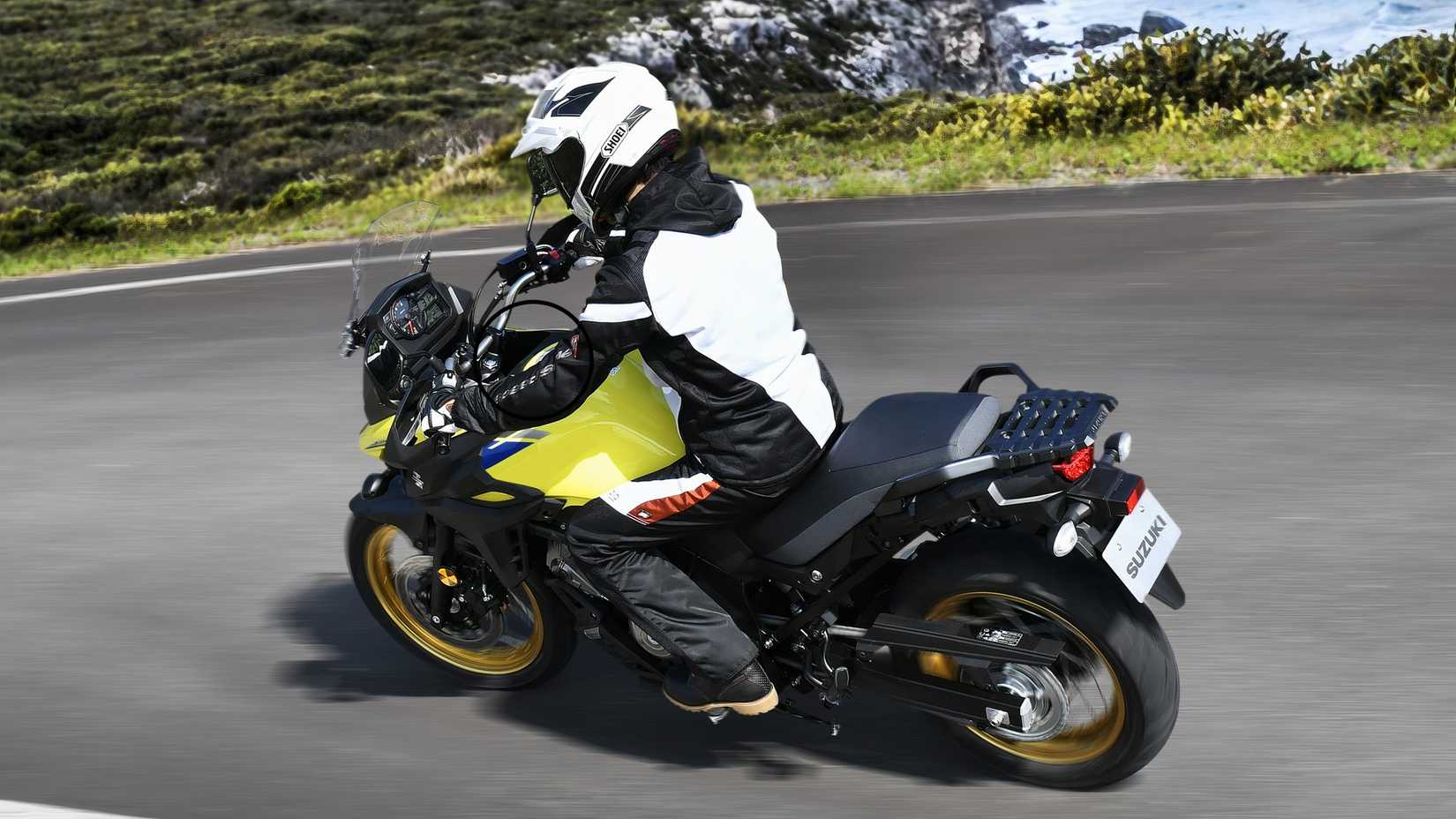 Suzuki V-Strom 650 em curva vista traseira do terceiro quarto