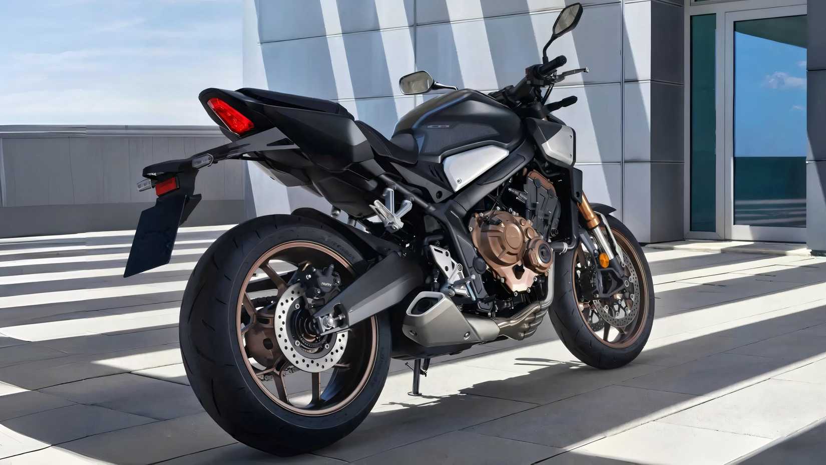 Vista traseira da Honda CB650R