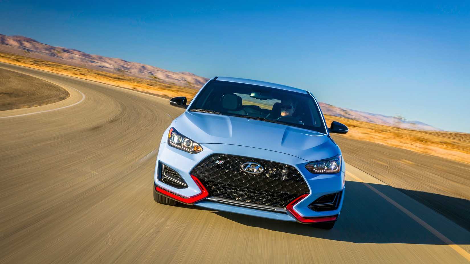 Foto frontal do Hyundai Veloster N dirigindo na pista