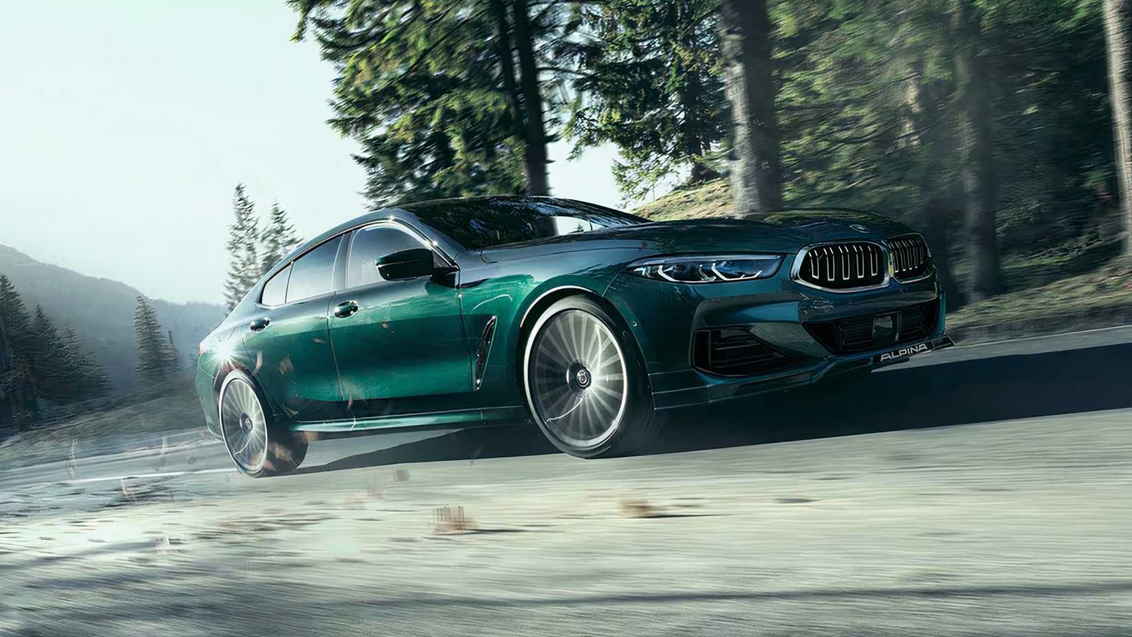 2025 BMW Alpina B8 Gran Coupe em verde dirigindo na estrada
