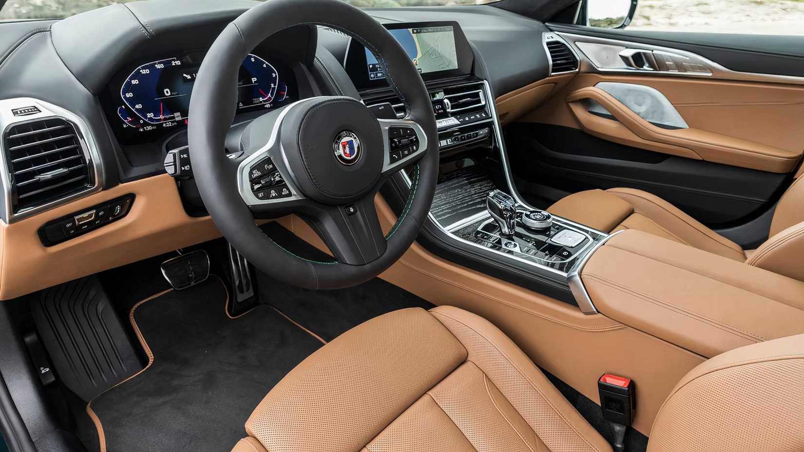 Interior do BMW Alpina B8 Gran Coupe 2025 mostrando a cabine dianteira