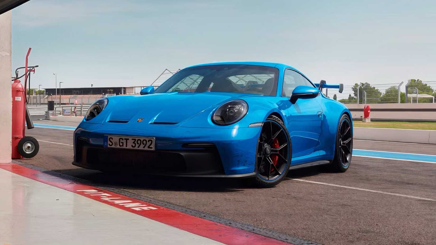 2022 Porsche 911 GT3 em azul estacionado na pista