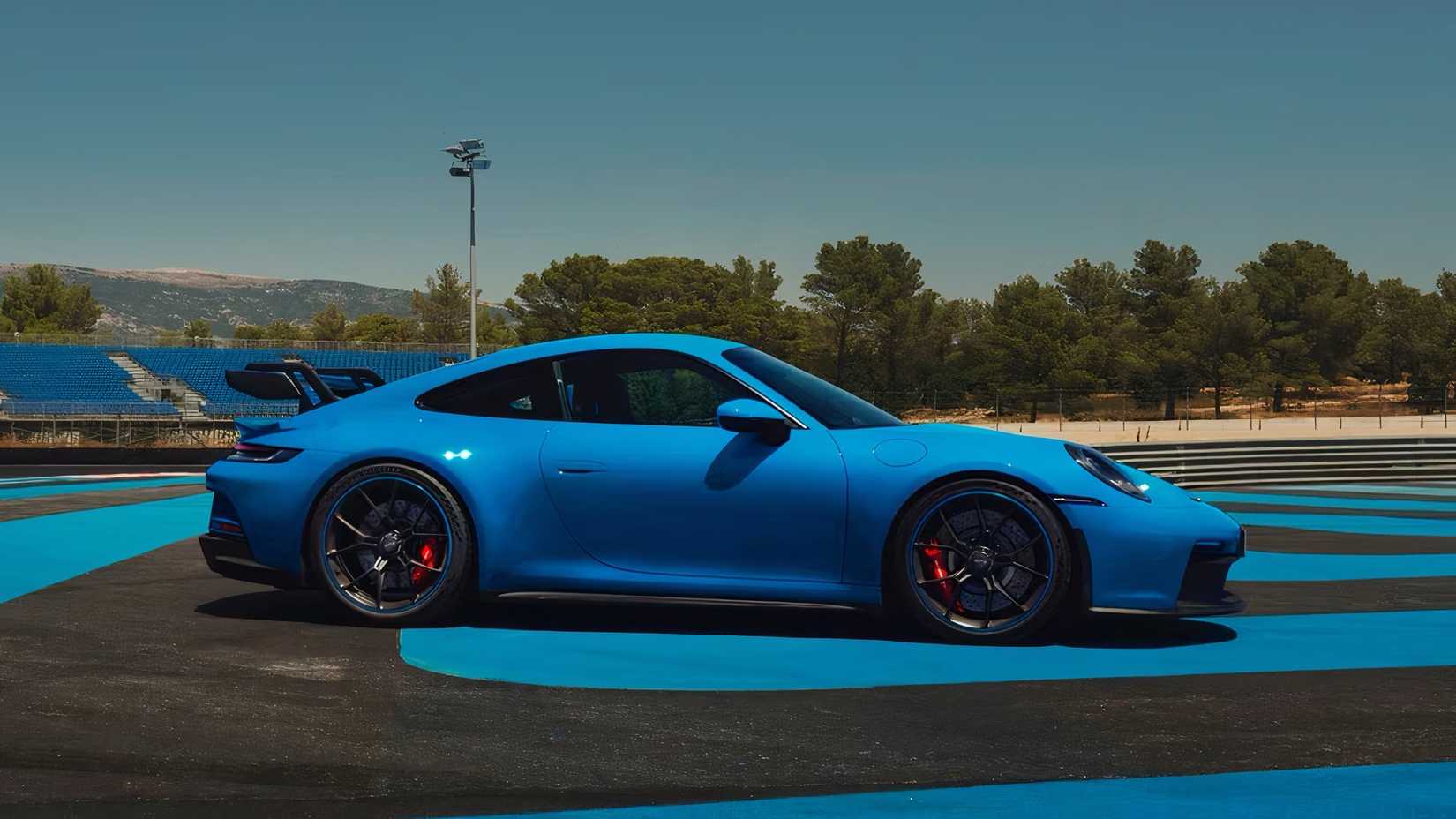 2022 Porsche 911 GT3 em azul estacionado na pista