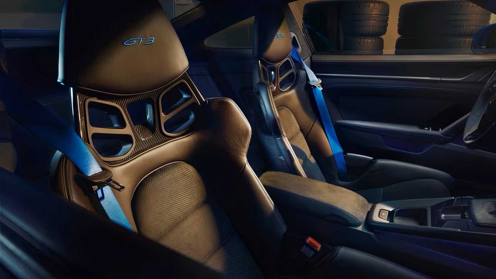 Interior do Porsche 911 GT3 2022 mostrando os bancos dianteiros
