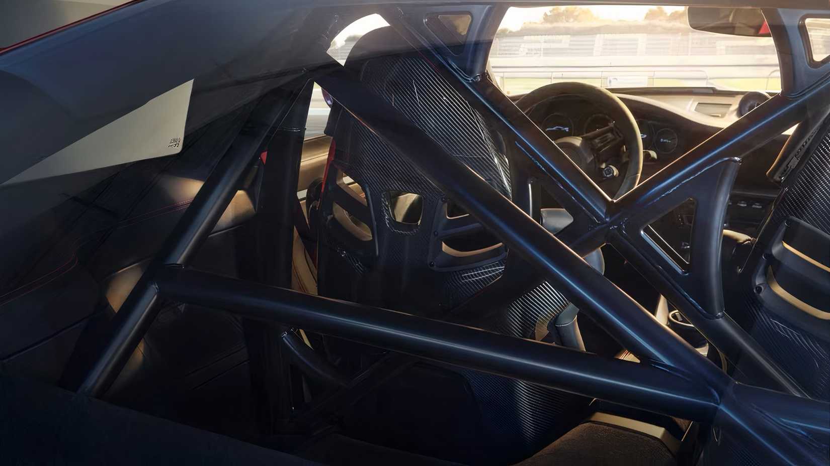 Interior do Porsche 911 GT3 2022 mostrando gaiola de proteção e assentos