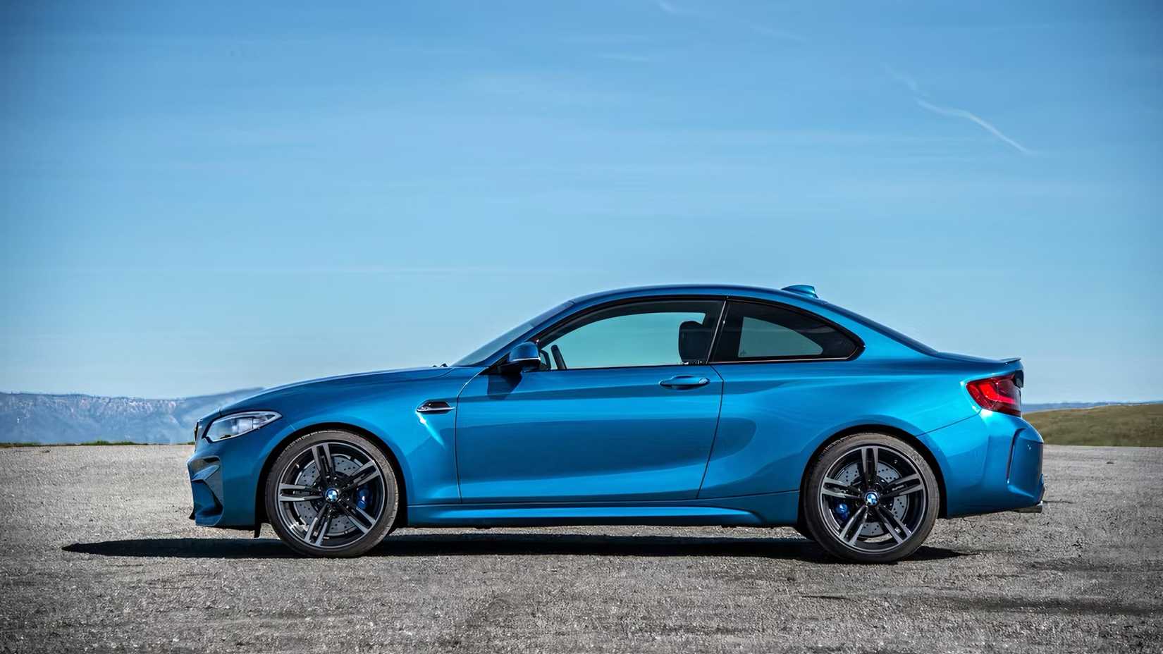 Foto lateral do BMW M2 2017 em azul estacionado