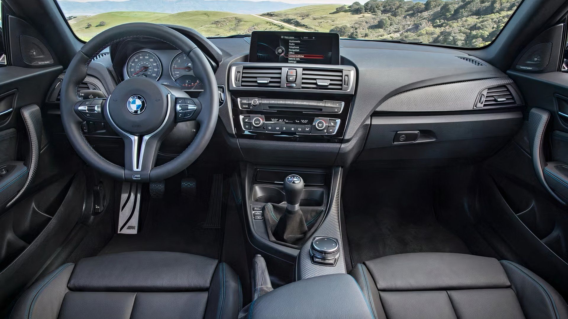 BMW M2: 4만 달러 미만으로 즐기는 컴팩트한 퍼포먼스와 압도적인 드라이빙 몰입감