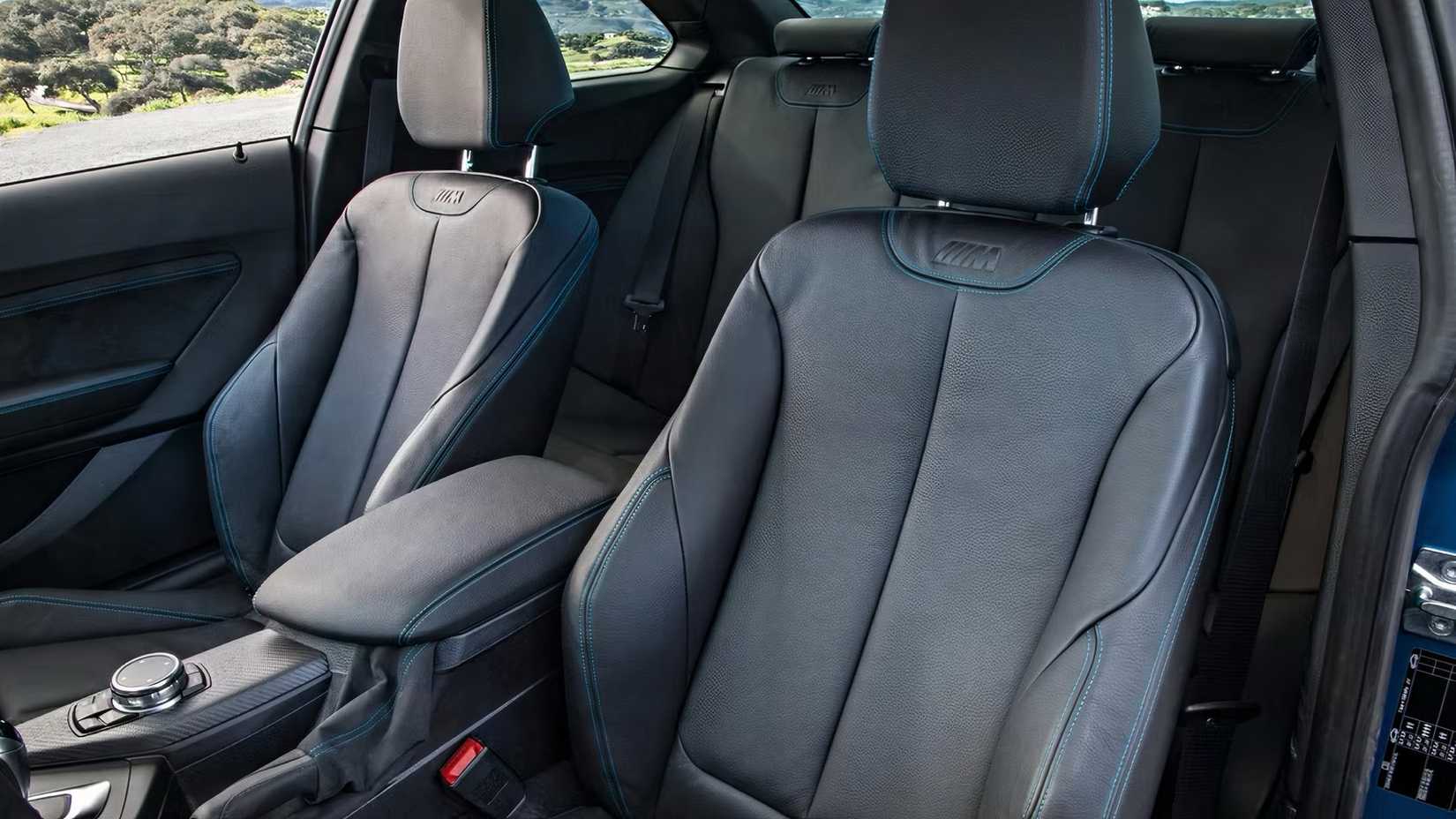 Close-up do interior do BMW M2 2017 mostrando os bancos dianteiros