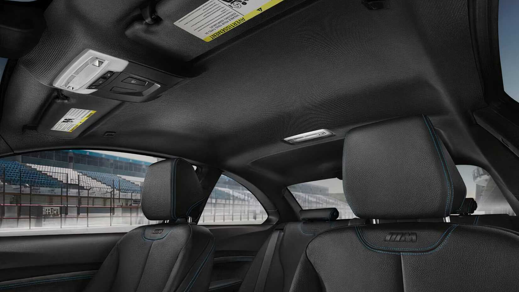 Foto de ângulo baixo do interior do BMW M2 2017 mostrando o teto solar