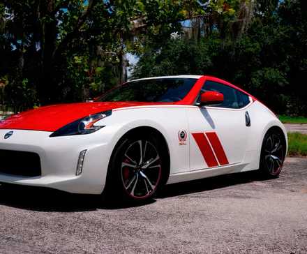 2020 Nissan 370Z em laranja e branco estacionado