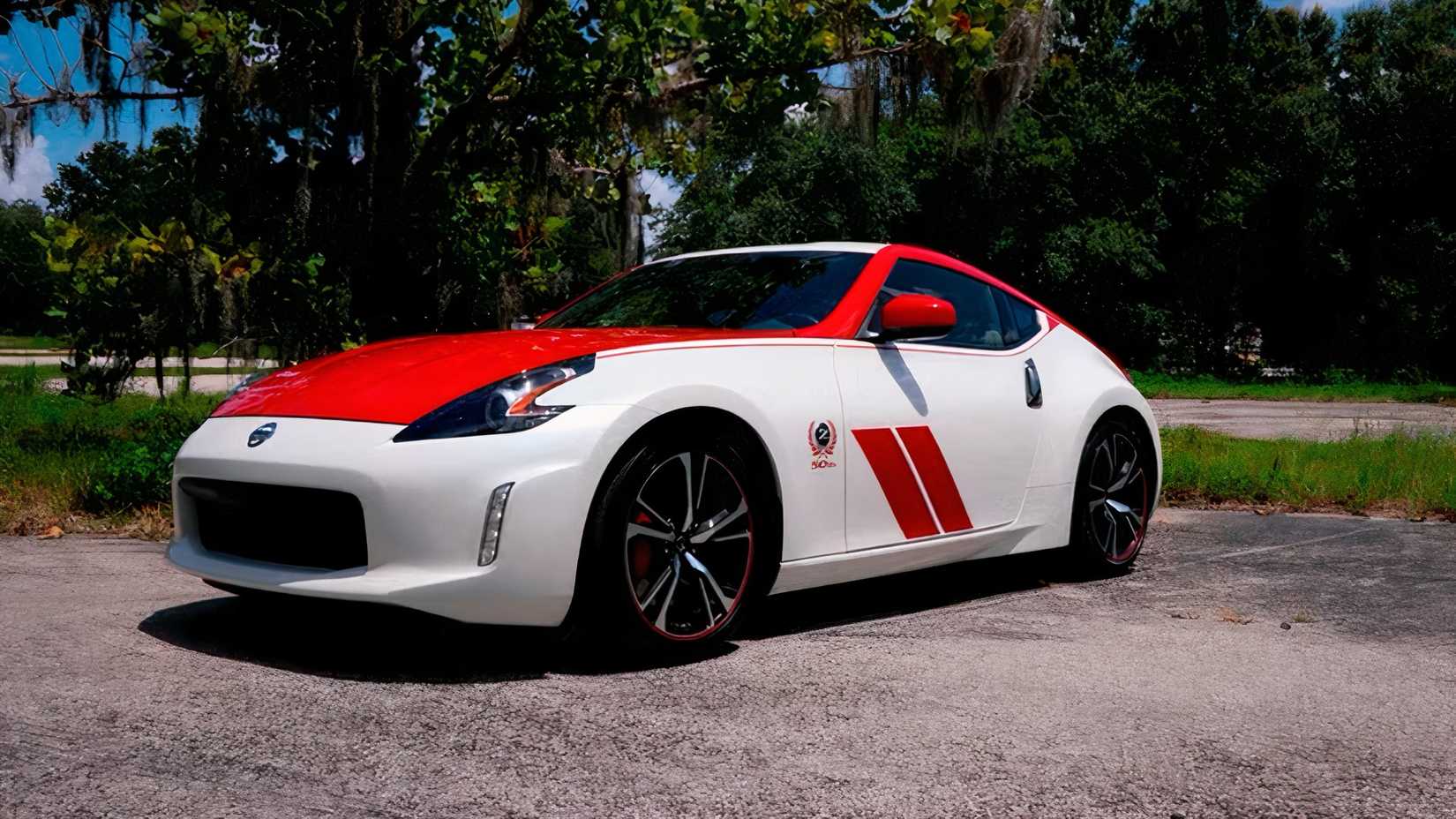 2020 Nissan 370Z em laranja e branco estacionado