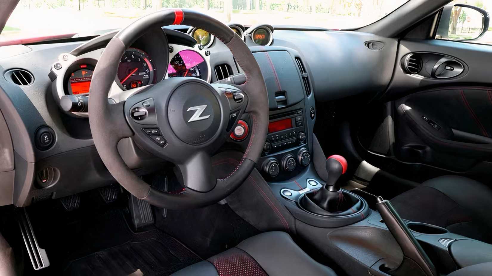 Interior do Nissan 370Z 2020 mostrando cabine frontal