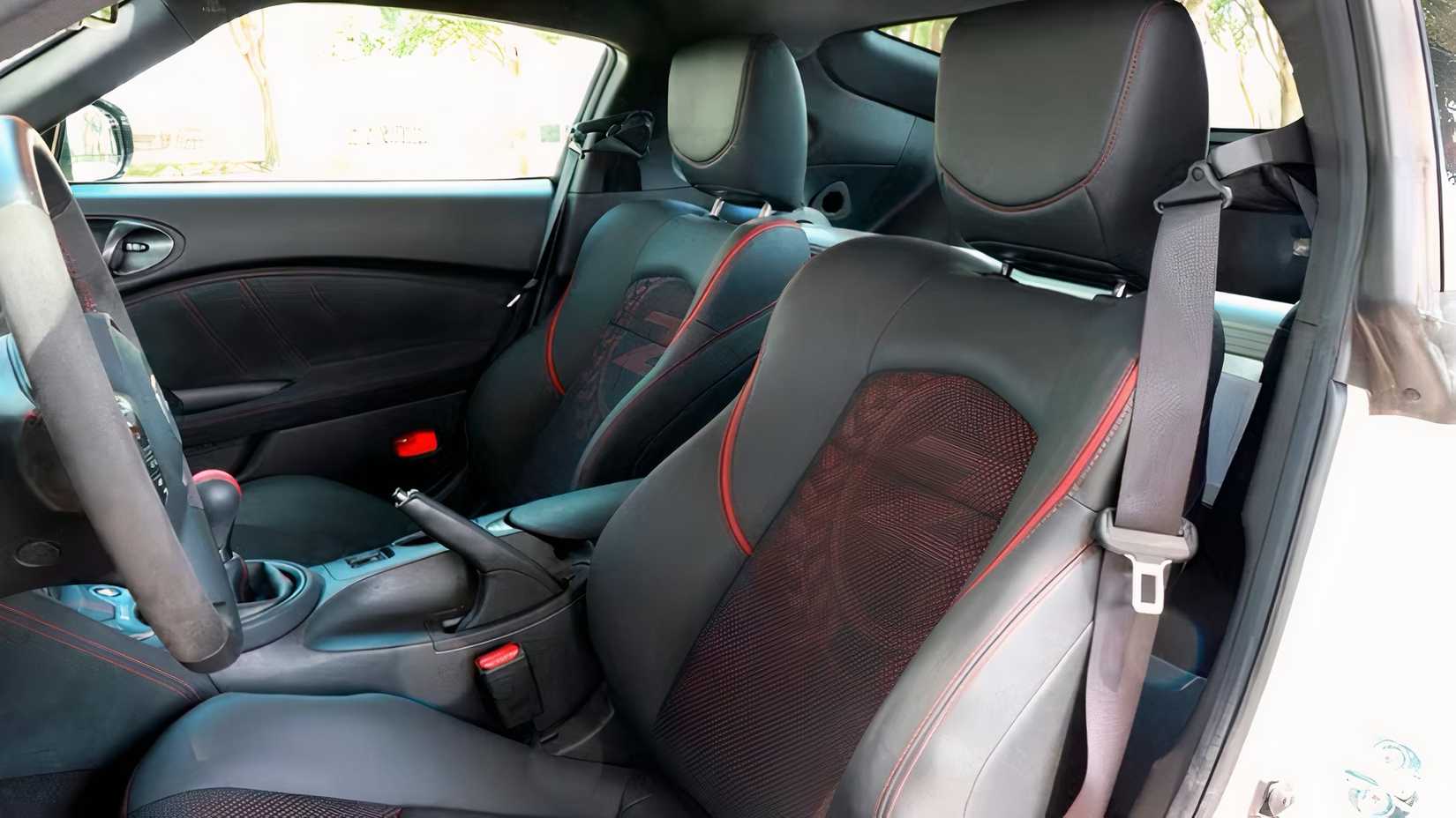 Interior do Nissan 370Z 2020 mostrando assentos