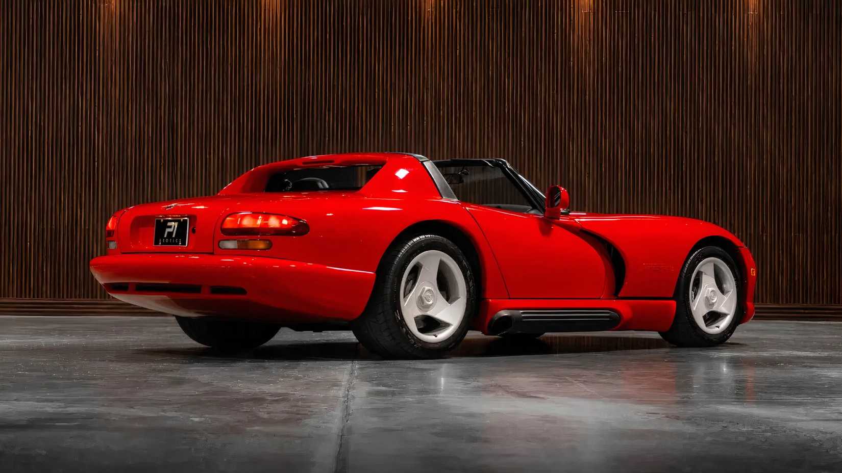 1992 Dodge Viper RT/10 em vermelho estacionado em estúdio