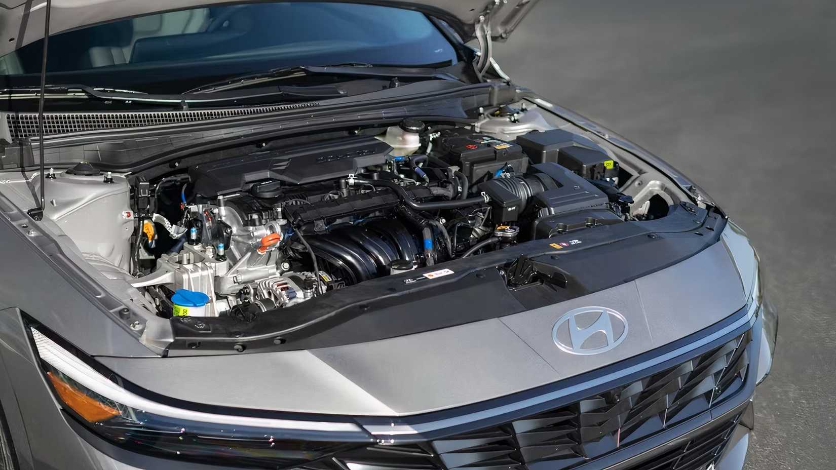 Compartimento do motor Hyundai Elantra 2025