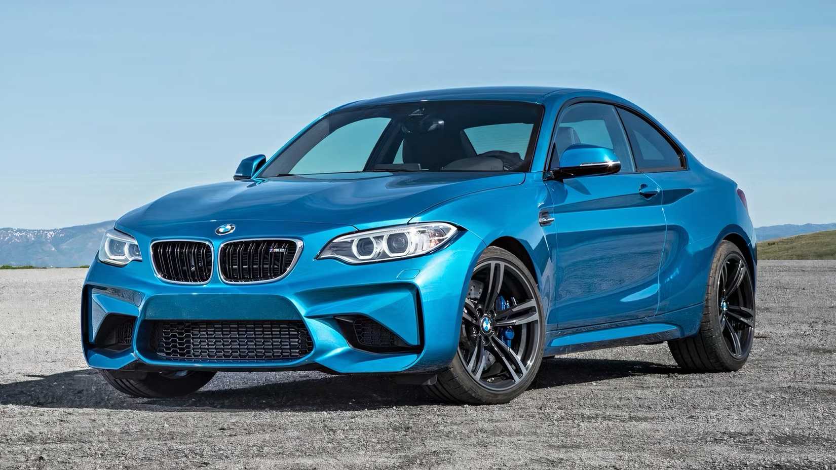 Foto frontal 3/4 do BMW M2 2020 em azul estacionado off-road