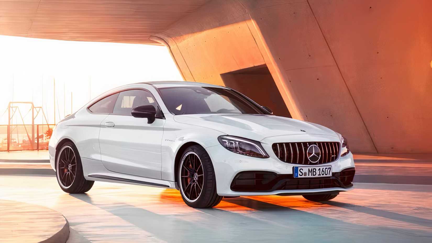 2023 Mercedes-AMG C63 S Coupe em branco estacionado